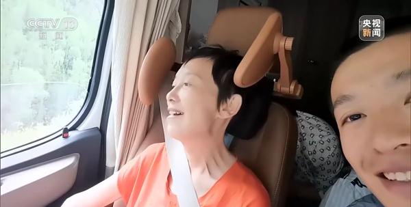 带着渐冻症母亲去旅行 赵天赐:我想用山海治愈你 带着渐冻症母亲去旅行 赵天赐:我想用山海治愈你
