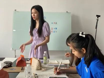经历上百场婚礼，她把伴娘做成了职业