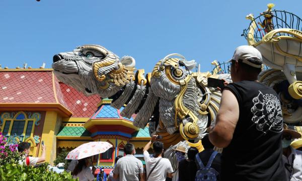 机甲巨兽巡游现身上海海昌海洋公园