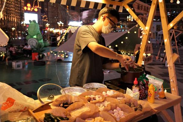 青海西宁：“夜经济”带动城市消费市场回暖