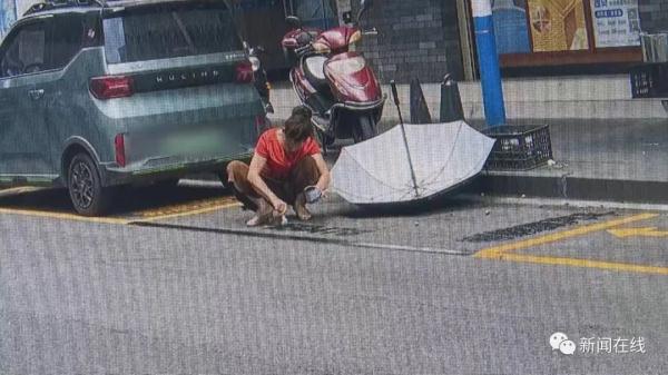 “感觉十分不自在！”女子把交警刚划的公共停车位涂黑……