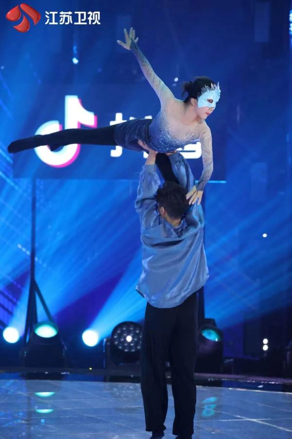 《蒙面舞王》第二赛段淘汰赛，全员协力演绎“舞者初心”