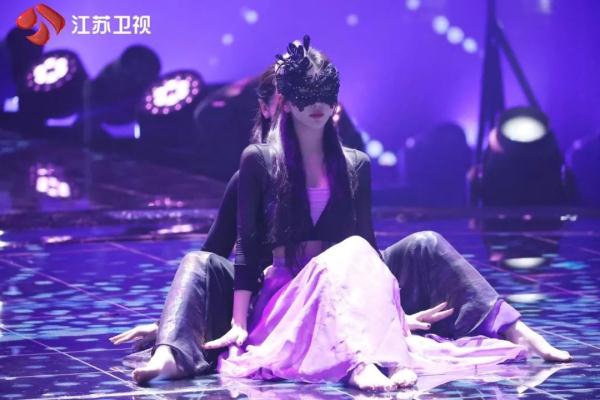 《蒙面舞王》第二赛段淘汰赛，全员协力演绎“舞者初心”