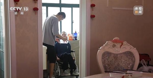 带着渐冻症母亲去旅行 赵天赐:我想用山海治愈你 带着渐冻症母亲去旅行 赵天赐:我想用山海治愈你