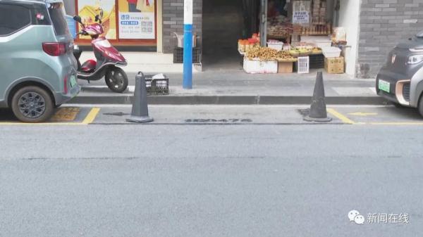 “感觉十分不自在！”女子把交警刚划的公共停车位涂黑……