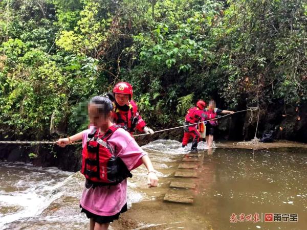强降雨致上林10人被困山谷，有一半是儿童！村民带他们来救人了