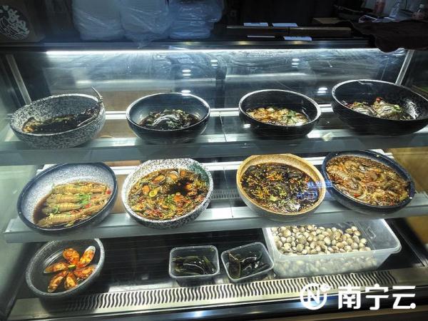 夏日炎炎食欲不振，酸辣生腌大受追捧！市民食用需注意什么？