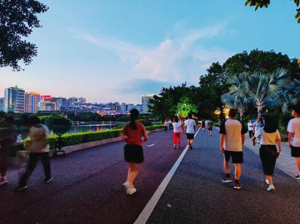 火爆网络的暴汗服真是减肥利器？专家提醒