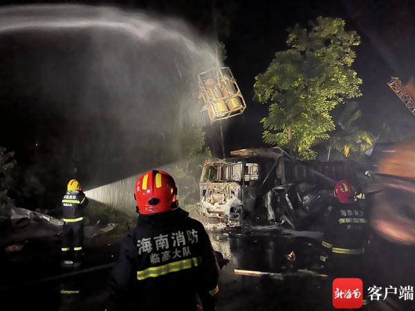高速路突发车祸致LNG动力罐泄露并起火 海南消防连夜成功排爆 高速路突发车祸致LNG动力罐泄露并起火 海南消防连夜成功排爆