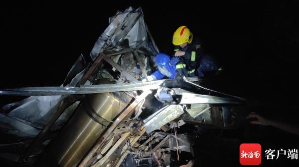高速路突发车祸致LNG动力罐泄露并起火 海南消防连夜成功排爆 高速路突发车祸致LNG动力罐泄露并起火 海南消防连夜成功排爆