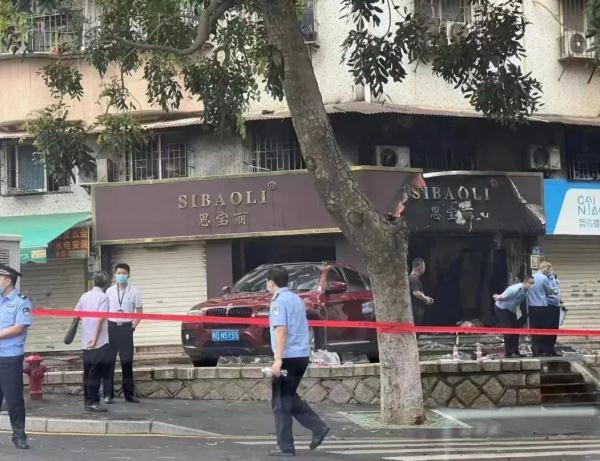 “沉浸式”刷手机，厨房起火浑然不知，路人急了！