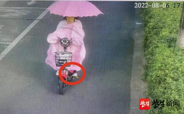 女警路边执勤头盔被偷 两天后同一路口执勤将小偷抓获 女警路边执勤头盔被偷 两天后同一路口执勤将小偷抓获