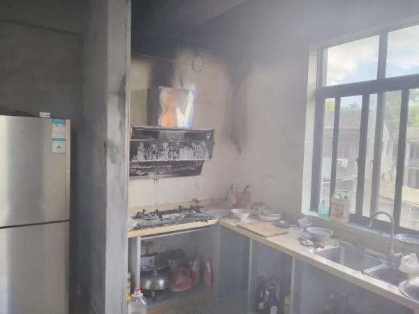 女子接听电话忘关火,抽油烟机成“吸火机”! 女子接听电话忘关火,抽油烟机成“吸火机”!