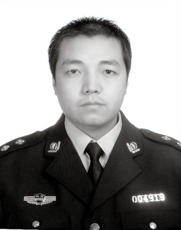 痛心！派出所副所长遭到暴力袭警不幸因公牺牲