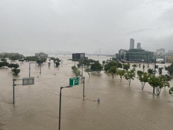 韩媒：韩国首都圈暴雨，汉江水位高达9.6米，潜水桥被完全被淹