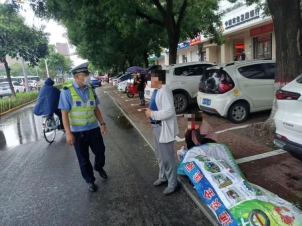夫妻二人为省路费徒步回家，沙河交警暖心救助