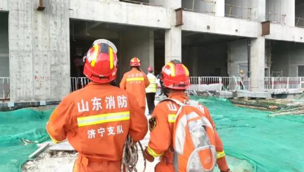 热晕了!塔吊司机中暑被困高空 消防员攀塔救援! 热晕了!塔吊司机中暑被困高空 消防员攀塔救援!