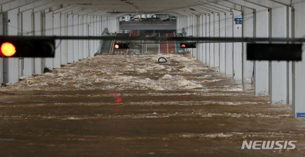 韩媒：韩国首都圈暴雨，汉江水位高达9.6米，潜水桥被完全被淹