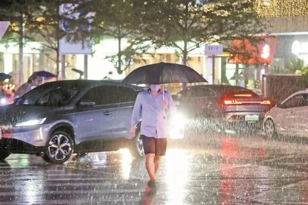 台风“木兰”携风带雨登陆！部分列车停运、航线停航......