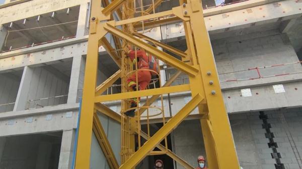 热晕了!塔吊司机中暑被困高空 消防员攀塔救援! 热晕了!塔吊司机中暑被困高空 消防员攀塔救援!