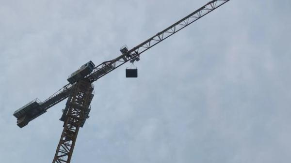 热晕了!塔吊司机中暑被困高空 消防员攀塔救援! 热晕了!塔吊司机中暑被困高空 消防员攀塔救援!