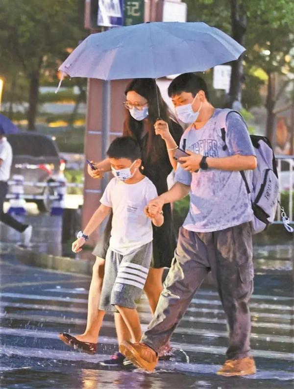 台风“木兰”携风带雨登陆！部分列车停运、航线停航......