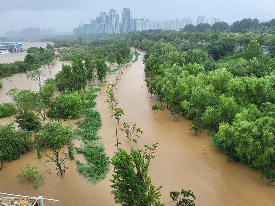 韩媒：韩国首都圈暴雨，汉江水位高达9.6米，潜水桥被完全被淹