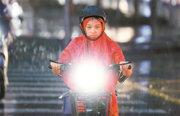 台风“木兰”携风带雨登陆！部分列车停运、航线停航......