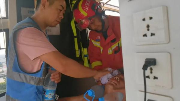 热晕了!塔吊司机中暑被困高空 消防员攀塔救援! 热晕了!塔吊司机中暑被困高空 消防员攀塔救援!