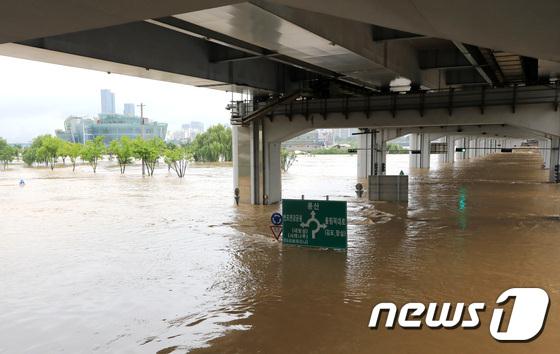 韩媒：韩国首都圈暴雨，汉江水位高达9.6米，潜水桥被完全被淹