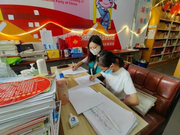 广州的这座小村里,藏着一家“24小时书店” 广州的这座小村里,藏着一家“24小时书店”