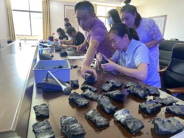 家中失火，约30万元现金烧成灰！银行兑换14万余元