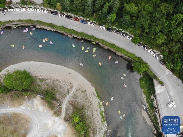 贵州开阳：避暑漂流戏水乐