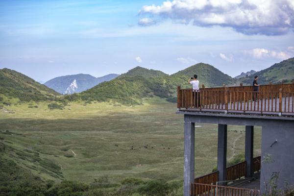 8月10日,游客在重庆市巫溪县红池坝风景区内赏景拍照.