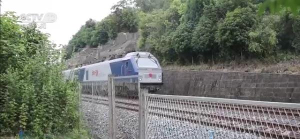 铁轨上拍“美照”并上传至社交平台 摄影师被警方行政拘留 铁轨上拍“美照”并上传至社交平台 摄影师被警方行政拘留