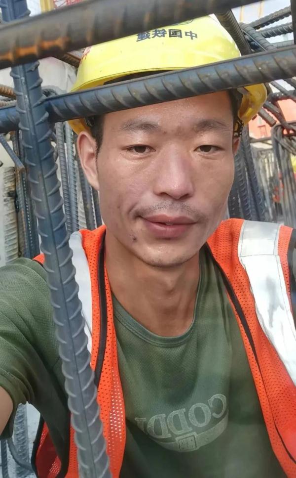 90后小伙干10年钢筋工被误认是60后，网友：为生活努力的人值得敬重