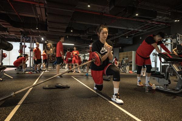 中国女篮开启欧洲拉练：韩旭李月汝缺席，世界杯目标奖牌