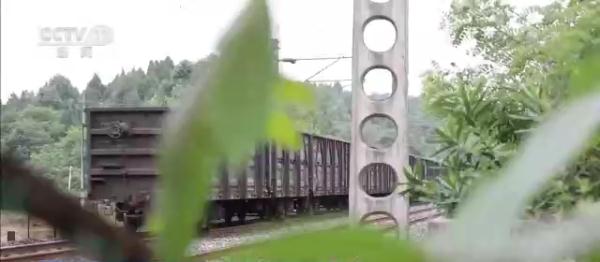 铁轨上拍“美照”并上传至社交平台 摄影师被警方行政拘留 铁轨上拍“美照”并上传至社交平台 摄影师被警方行政拘留