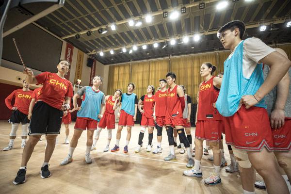 中国女篮开启欧洲拉练：韩旭李月汝缺席，世界杯目标奖牌