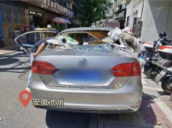 汽车爆燃，车窗被炸飞，小伙捡回一条命！