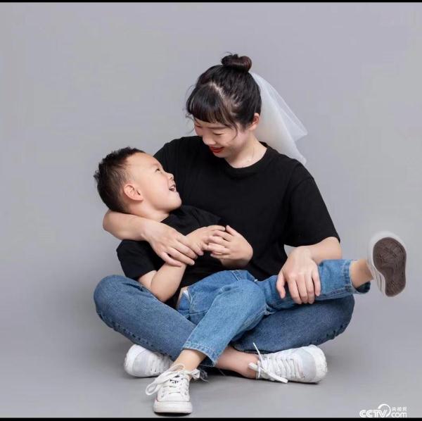 全职妈妈重返职场，4岁儿子每天在地铁口接妈妈下班