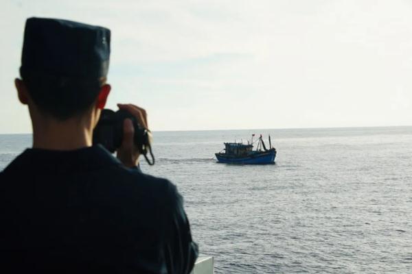 海军某扫雷舰大队编队赴南海执行扫海警戒任务