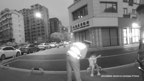 男子跳河轻生扑腾40分钟学会游泳：上岸找警察借钱坐公交
