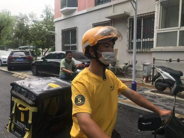外卖还没送到，但小哥决定先做这件事！