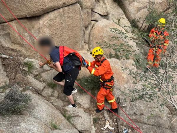 一游客被困滚钟口悬崖!消防紧急救援 一游客被困滚钟口悬崖!消防紧急救援