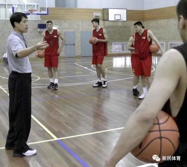 这位82岁的老人解甲归田，留下一段段篮球传奇