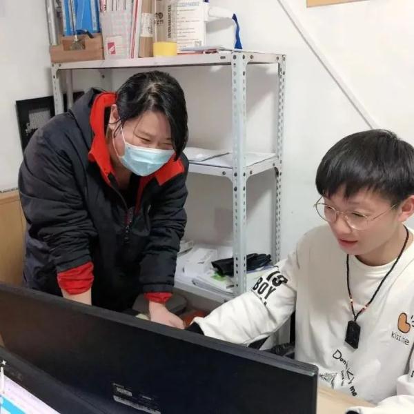 外卖还没送到，但小哥决定先做这件事！