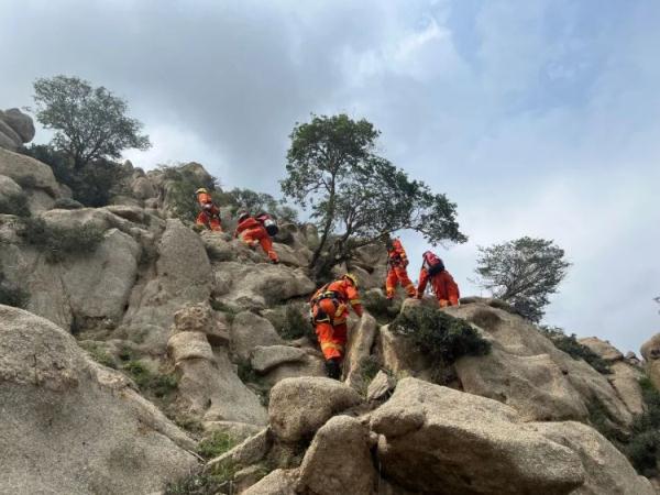 一游客被困滚钟口悬崖!消防紧急救援 一游客被困滚钟口悬崖!消防紧急救援