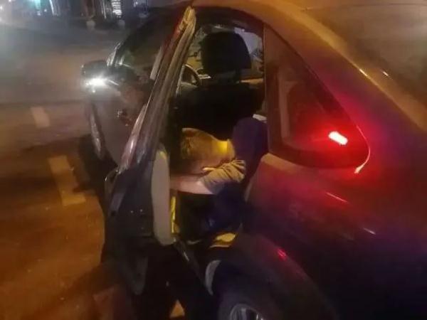 男子跳河轻生扑腾40分钟学会游泳：上岸找警察借钱坐公交