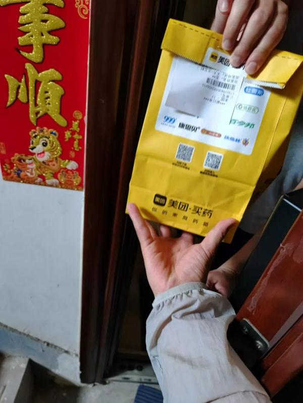 外卖还没送到，但小哥决定先做这件事！
